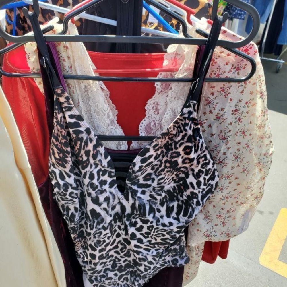 Woman tank tops & shirts - Picture 2 of 16